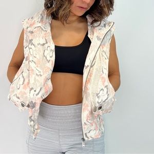 NWT- S FREE PEOPLE FP MOVEMENT Off The Grid Printed Vest. Pink/Rose and Grey